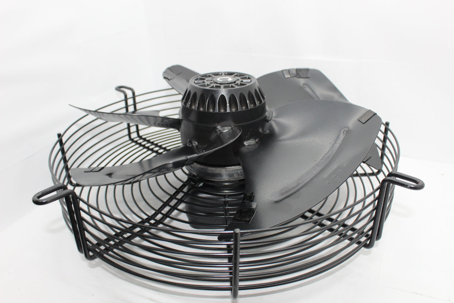 Crni aksijalni ventilator 350 sa zaštitnim rešetkama, verovatno napravljenim od metala, koji se koristi za industrijsku i prostornu ventilaciju. potisni i usisni