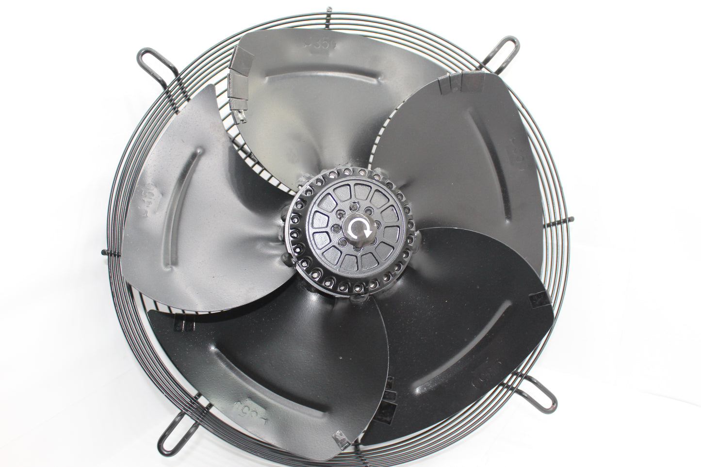 Crni aksijalni ventilator 350 sa zaštitnim rešetkama, verovatno napravljenim od metala, koji se koristi za industrijsku i prostornu ventilaciju. potisni i usisni