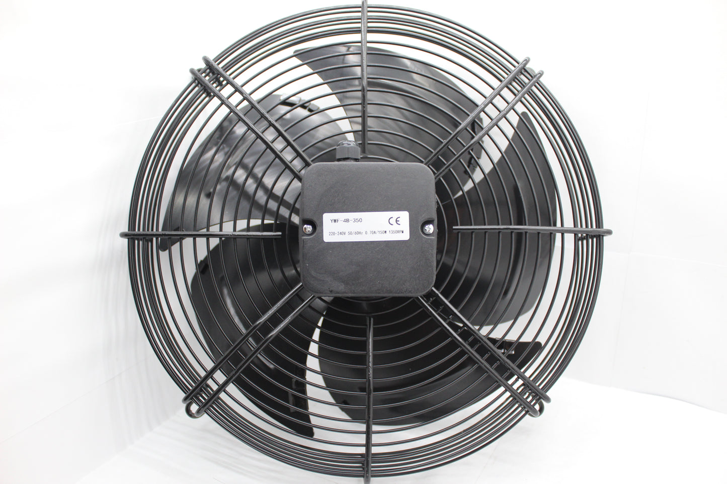 Crni aksijalni ventilator 350 sa zaštitnim rešetkama, verovatno napravljenim od metala, koji se koristi za industrijsku i prostornu ventilaciju. potisni i usisni