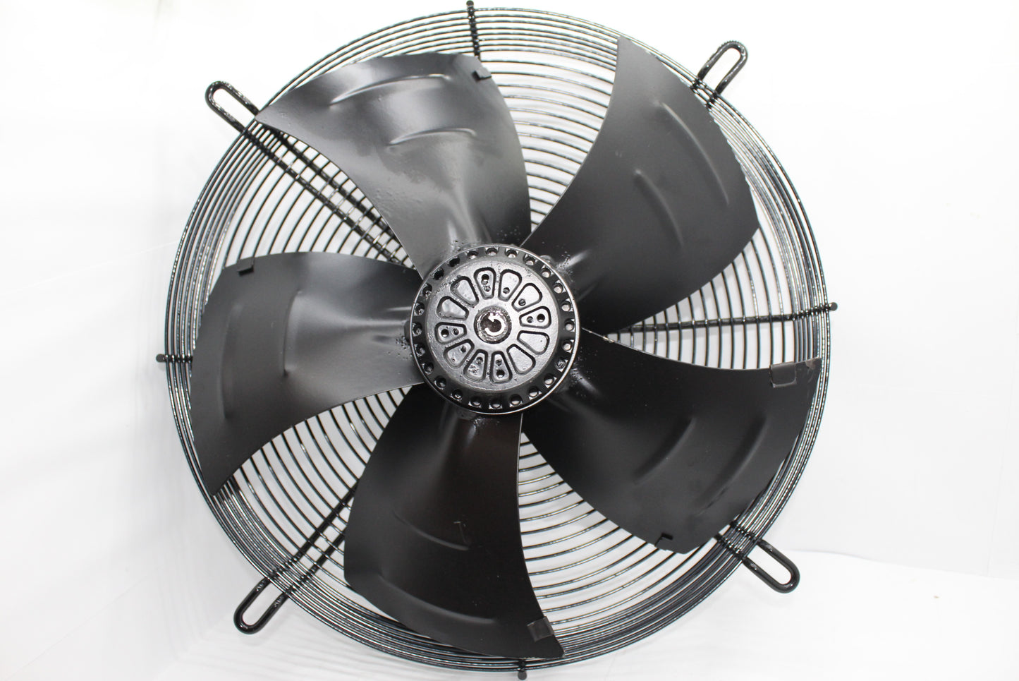 Crni aksijalni ventilator 400 sa zaštitnim rešetkama, verovatno napravljenim od metala, koji se koristi za industrijsku i prostornu ventilaciju. potisni i usisni