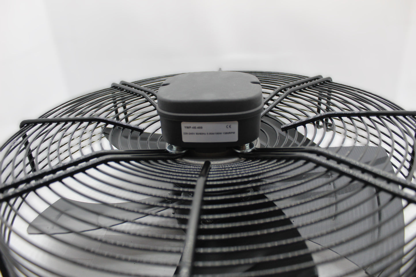 Crni aksijalni ventilator 400 sa zaštitnim rešetkama, verovatno napravljenim od metala, koji se koristi za industrijsku i prostornu ventilaciju. potisni i usisni