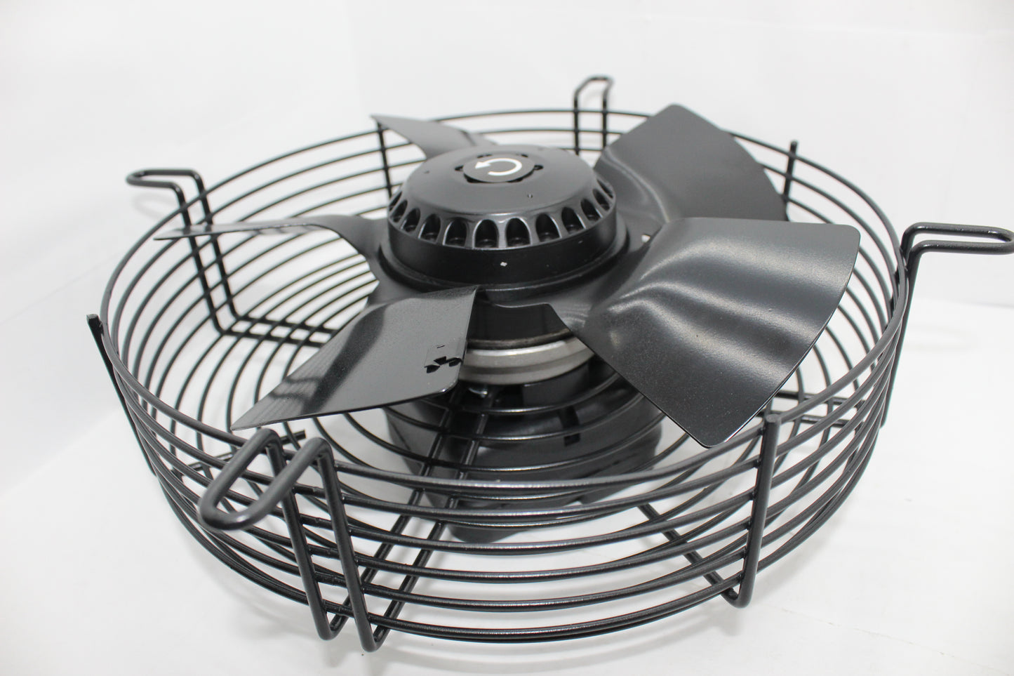 Crni aksijalni ventilator 250mm sa zaštitnim rešetkama, verovatno napravljenim od metala, koji se koristi za industrijsku i prostornu ventilaciju.