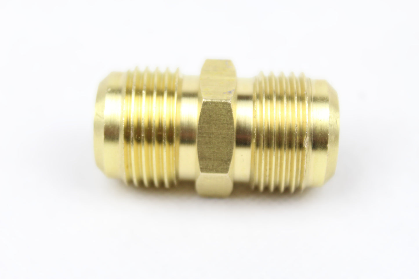 Dupla nipla za bakarne cevi klime 5/8" FI 15mm - rashladne instalacije adapter na beloj pozadini