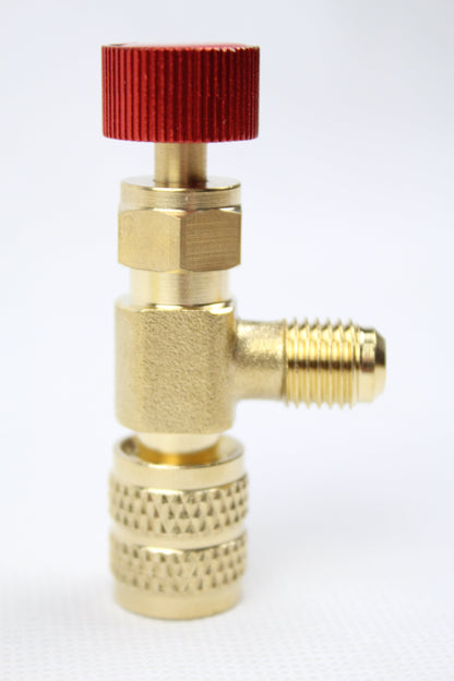 Adapter sa ventilom za R410 sa crvenom kapicom na beloj pozadini