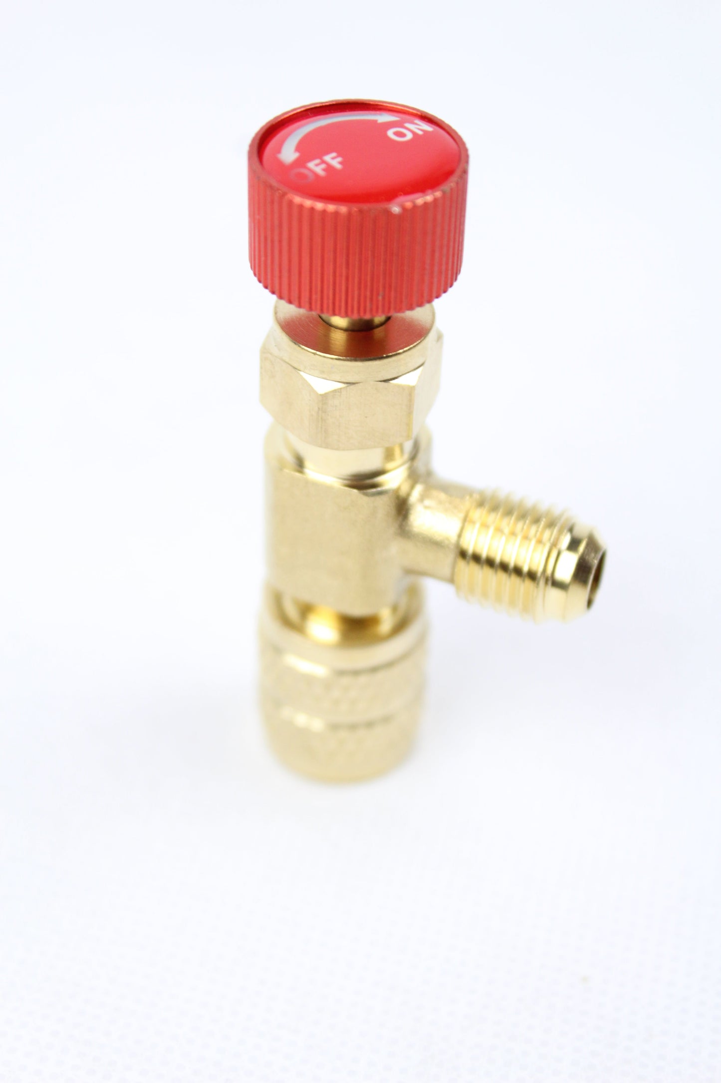Adapter sa ventilom za R410 sa crvenom kapicom na beloj pozadini
