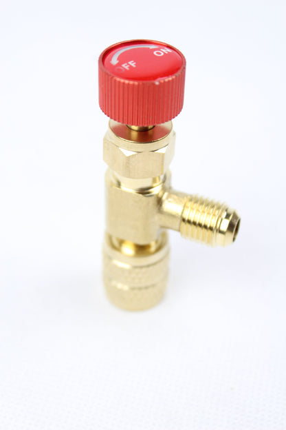 Adapter sa ventilom za R410 sa crvenom kapicom na beloj pozadini