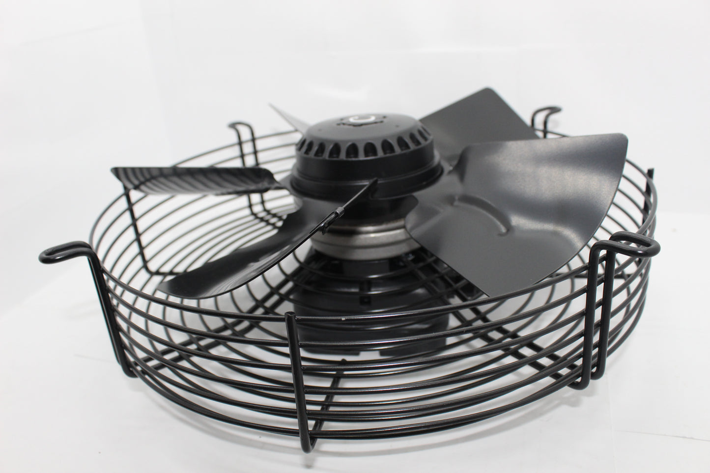 Crni aksijalni ventilator 300 sa zaštitnim rešetkama, verovatno napravljenim od metala, koji se koristi za industrijsku i prostornu ventilaciju. potisni i usisni