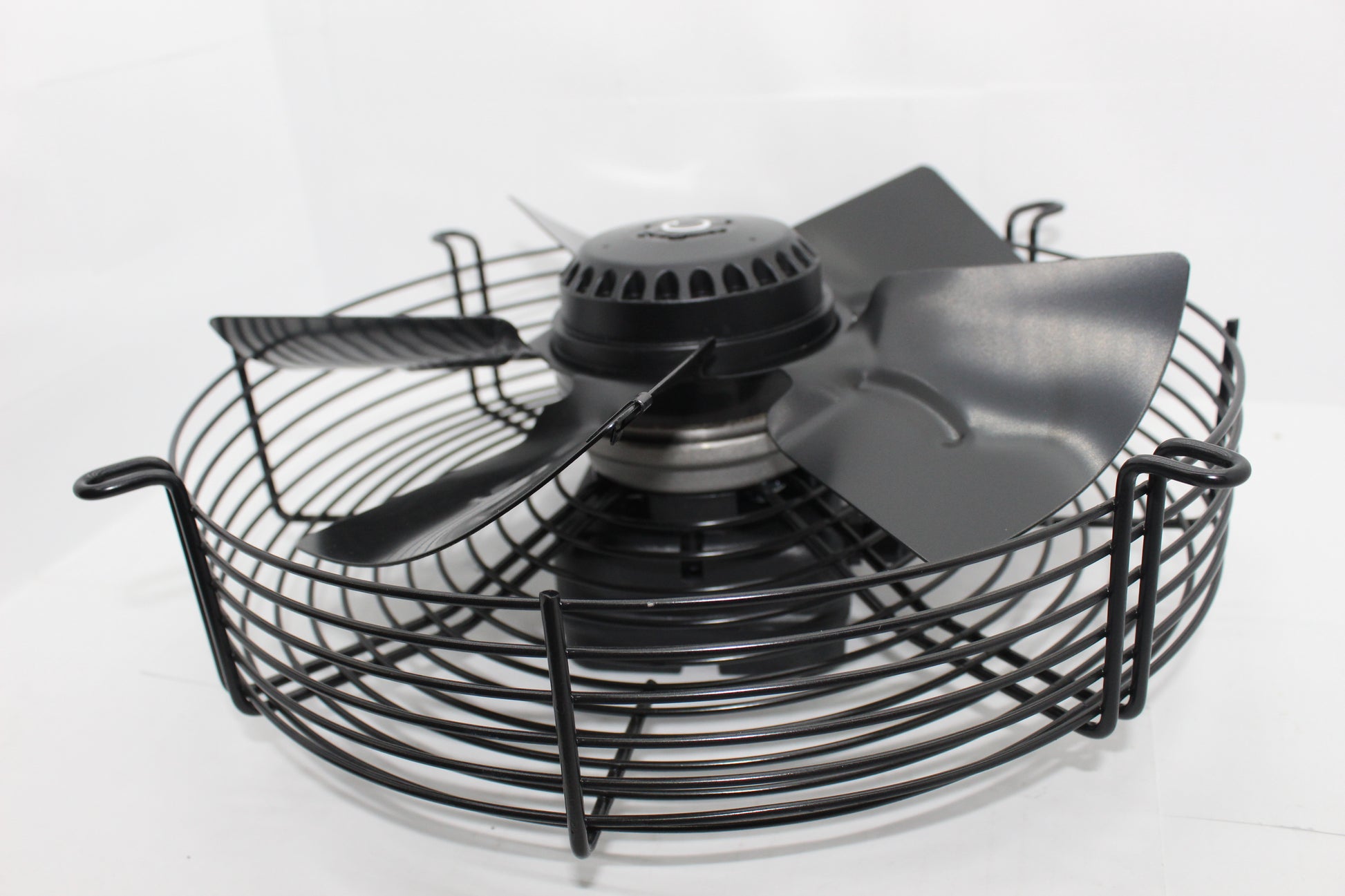 Crni aksijalni ventilator 300 sa zaštitnim rešetkama, verovatno napravljenim od metala, koji se koristi za industrijsku i prostornu ventilaciju. potisni i usisni