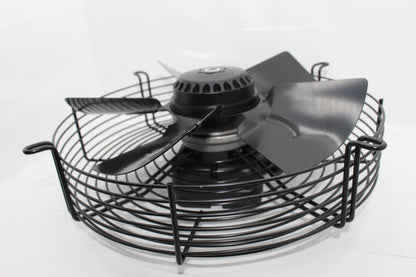Crni aksijalni ventilator 300 sa zaštitnim rešetkama, verovatno napravljenim od metala, koji se koristi za industrijsku i prostornu ventilaciju. potisni i usisni