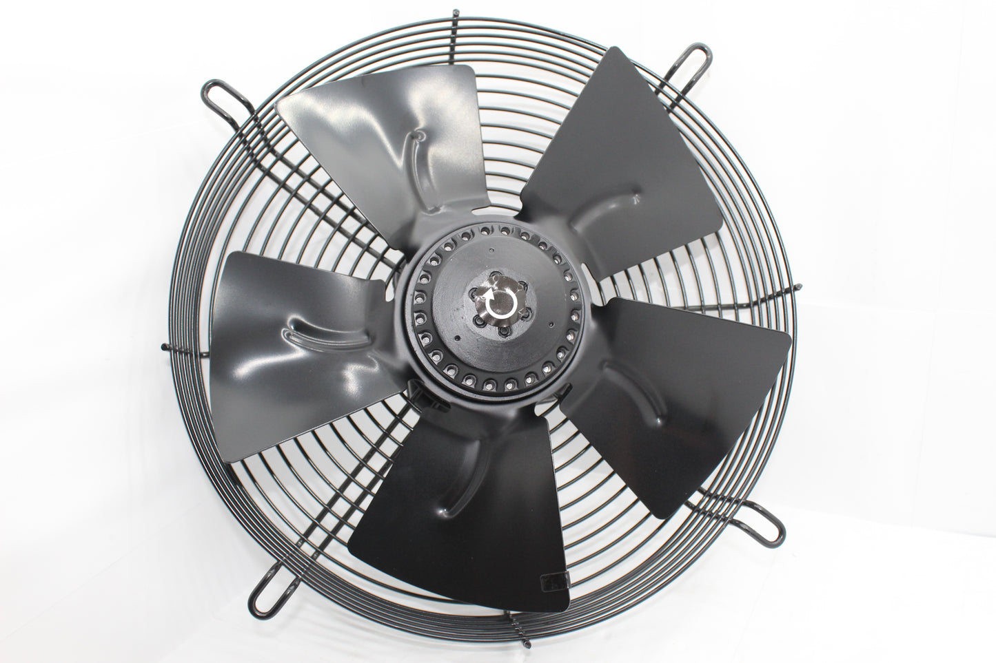 Crni aksijalni ventilator 300 sa zaštitnim rešetkama, verovatno napravljenim od metala, koji se koristi za industrijsku i prostornu ventilaciju. potisni i usisni