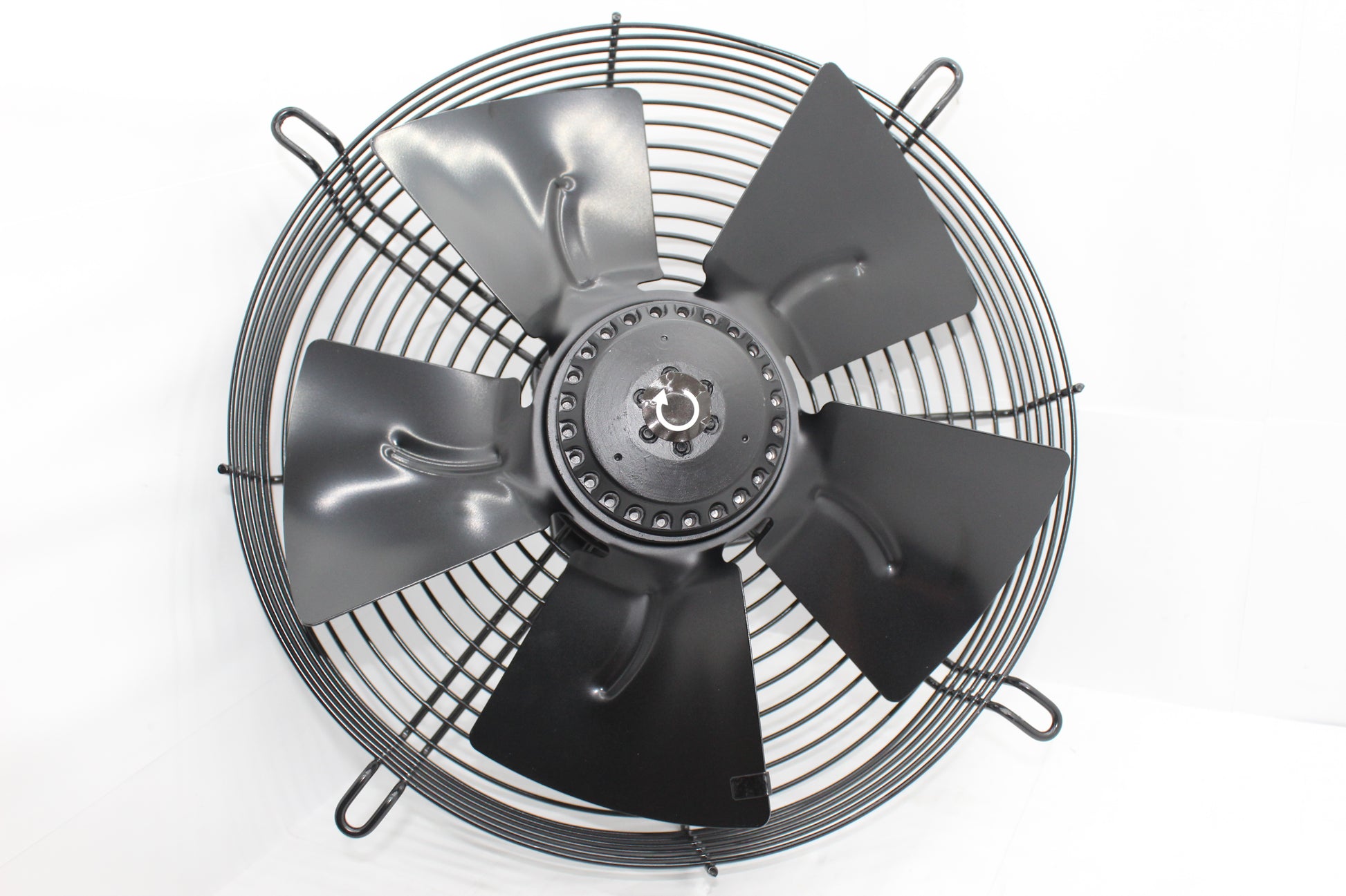 Crni aksijalni ventilator 300 sa zaštitnim rešetkama, verovatno napravljenim od metala, koji se koristi za industrijsku i prostornu ventilaciju. potisni i usisni