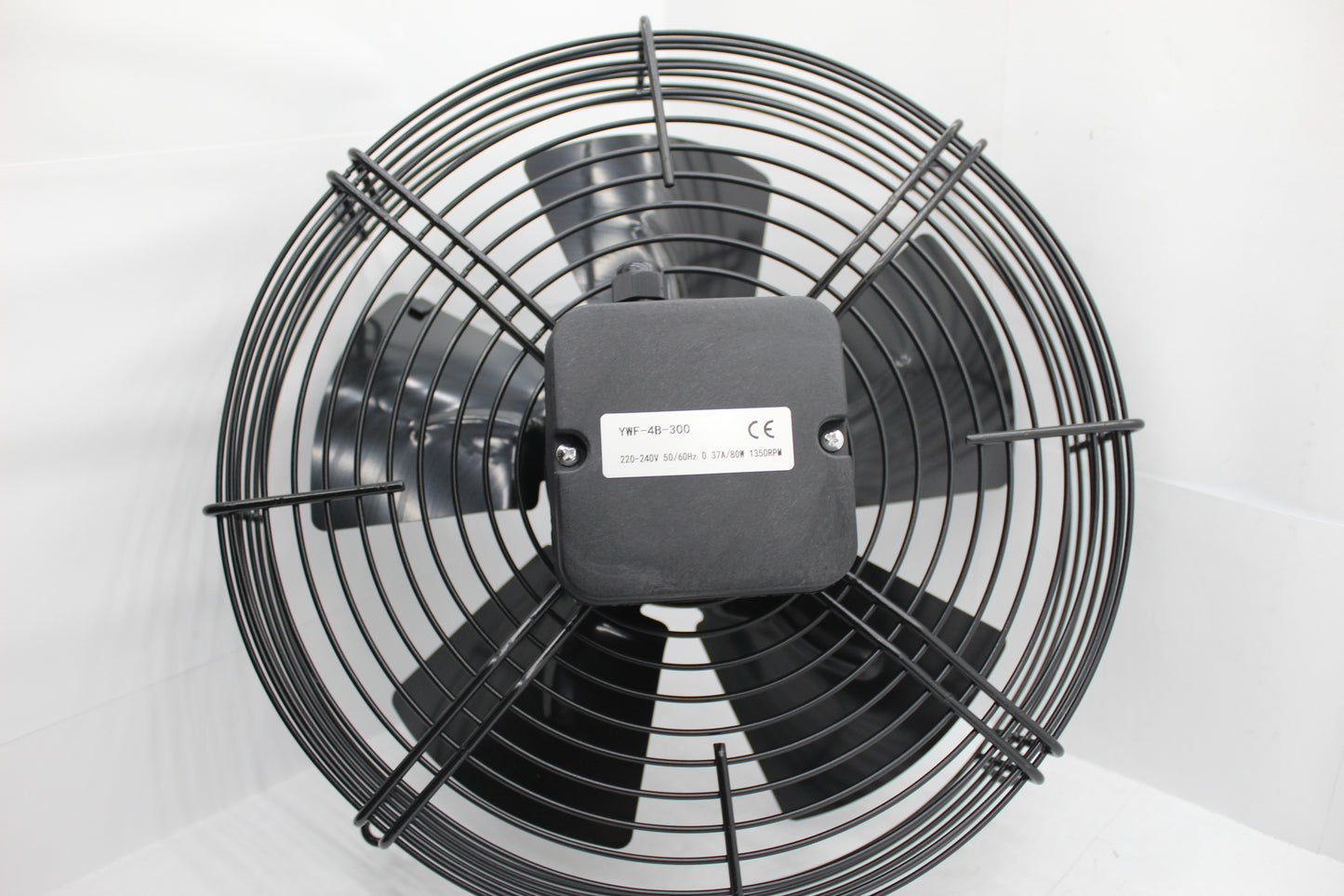 Crni aksijalni ventilator 300 sa zaštitnim rešetkama, verovatno napravljenim od metala, koji se koristi za industrijsku i prostornu ventilaciju. potisni i usisni