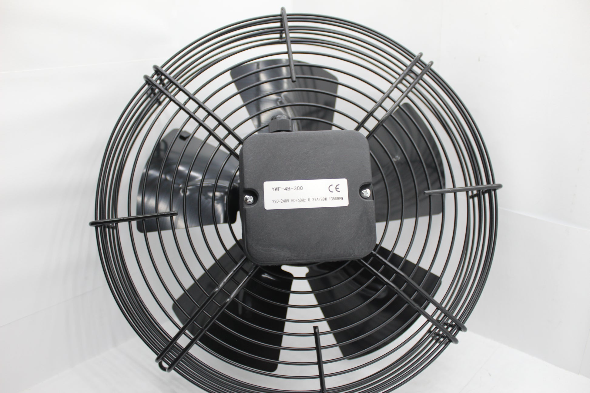 Crni aksijalni ventilator 300 sa zaštitnim rešetkama, verovatno napravljenim od metala, koji se koristi za industrijsku i prostornu ventilaciju. potisni i usisni