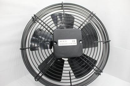 Crni aksijalni ventilator 300 sa zaštitnim rešetkama, verovatno napravljenim od metala, koji se koristi za industrijsku i prostornu ventilaciju. potisni i usisni