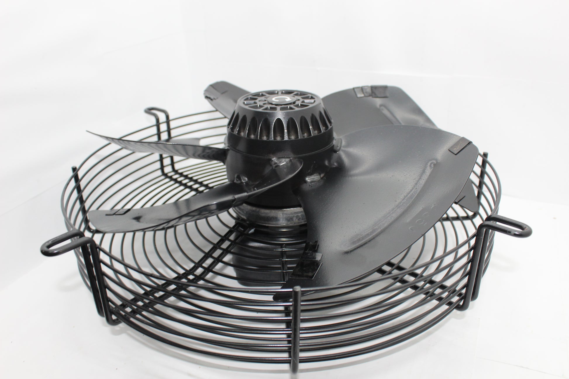 Crni aksijalni ventilator 350 sa zaštitnim rešetkama, verovatno napravljenim od metala, koji se koristi za industrijsku i prostornu ventilaciju. potisni i usisni
