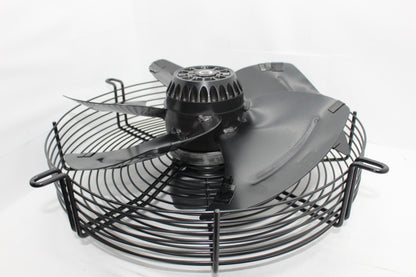 Crni aksijalni ventilator 350 sa zaštitnim rešetkama, verovatno napravljenim od metala, koji se koristi za industrijsku i prostornu ventilaciju. potisni i usisni