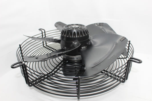 Crni aksijalni ventilator 350 sa zaštitnim rešetkama, verovatno napravljenim od metala, koji se koristi za industrijsku i prostornu ventilaciju. potisni i usisni