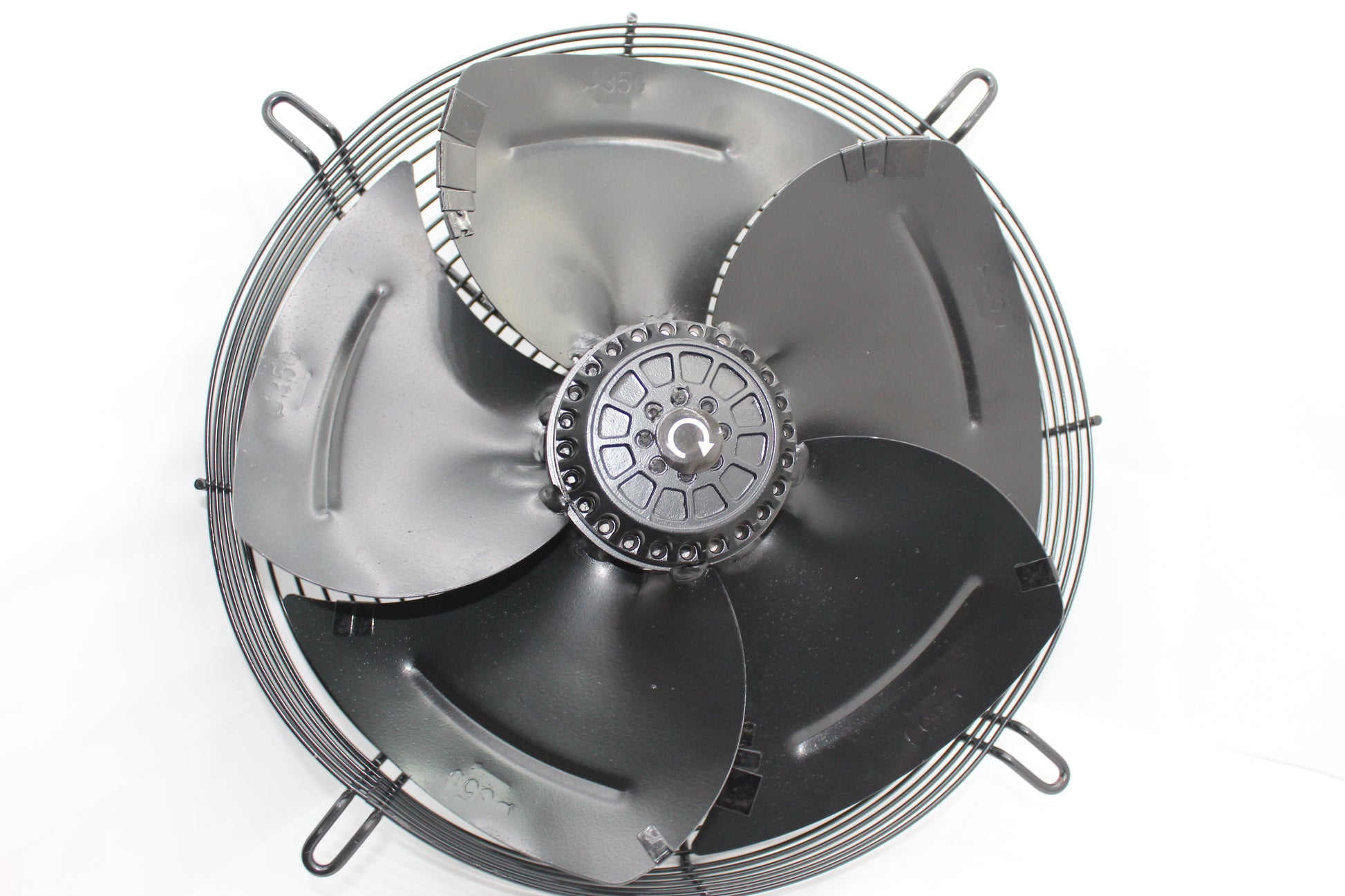 Crni aksijalni ventilator 350 sa zaštitnim rešetkama, verovatno napravljenim od metala, koji se koristi za industrijsku i prostornu ventilaciju. potisni i usisni