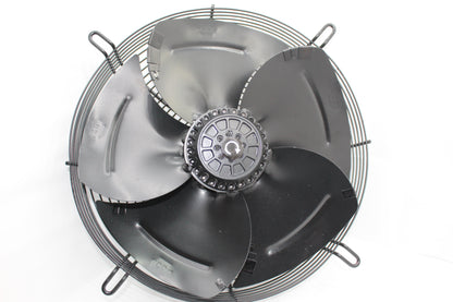 Crni aksijalni ventilator 350 sa zaštitnim rešetkama, verovatno napravljenim od metala, koji se koristi za industrijsku i prostornu ventilaciju. potisni i usisni