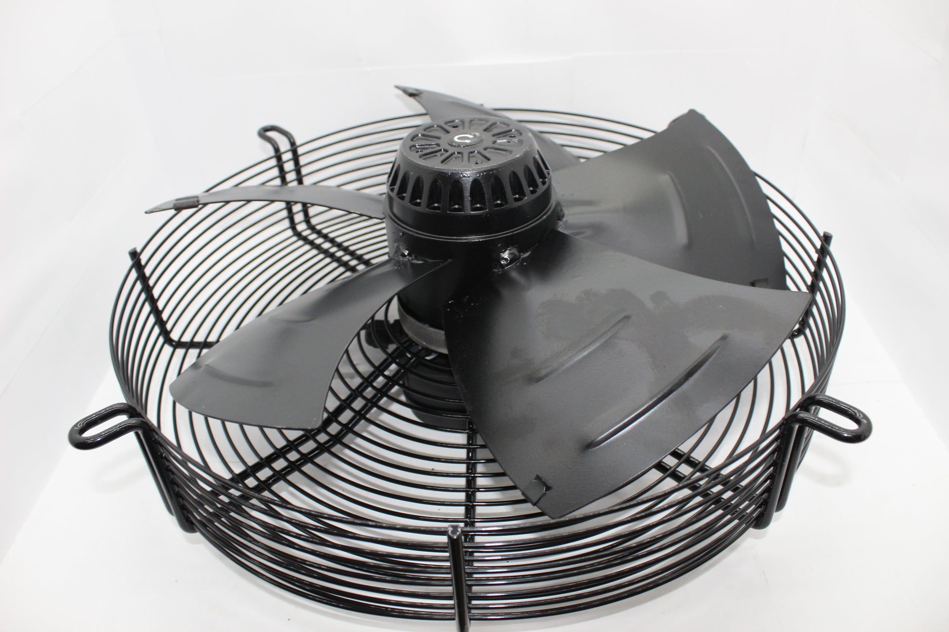 Crni aksijalni ventilator 400 sa zaštitnim rešetkama, verovatno napravljenim od metala, koji se koristi za industrijsku i prostornu ventilaciju. potisni i usisni