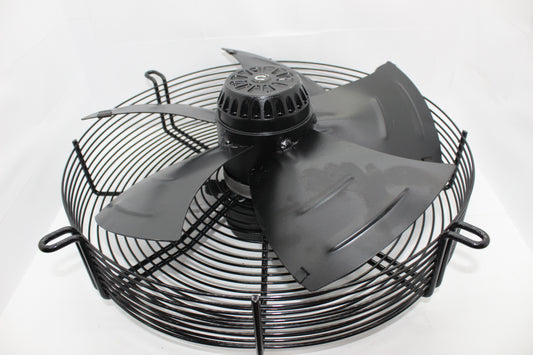Crni aksijalni ventilator 400 sa zaštitnim rešetkama, verovatno napravljenim od metala, koji se koristi za industrijsku i prostornu ventilaciju. potisni i usisni