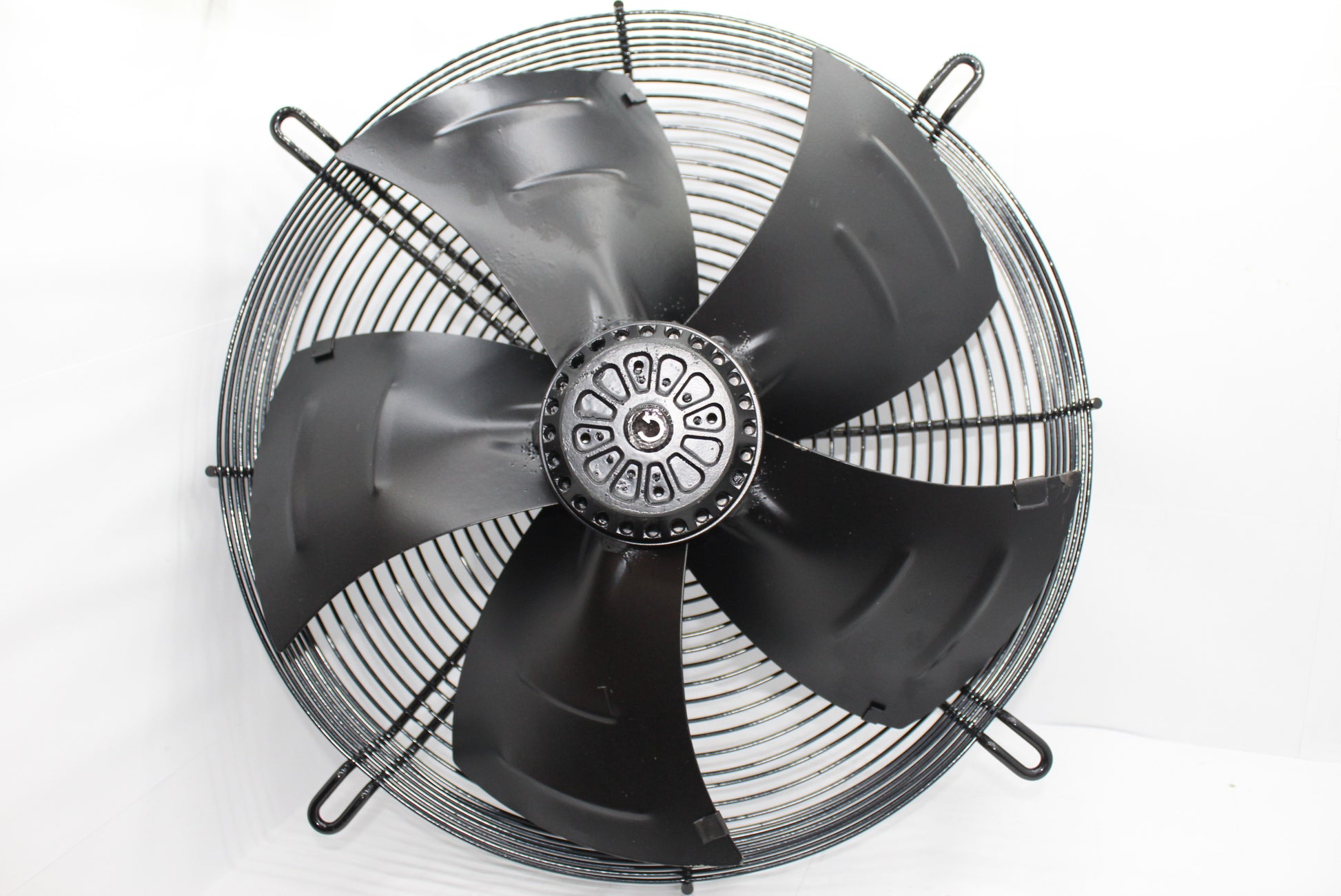Crni aksijalni ventilator 400 sa zaštitnim rešetkama, verovatno napravljenim od metala, koji se koristi za industrijsku i prostornu ventilaciju. potisni i usisni