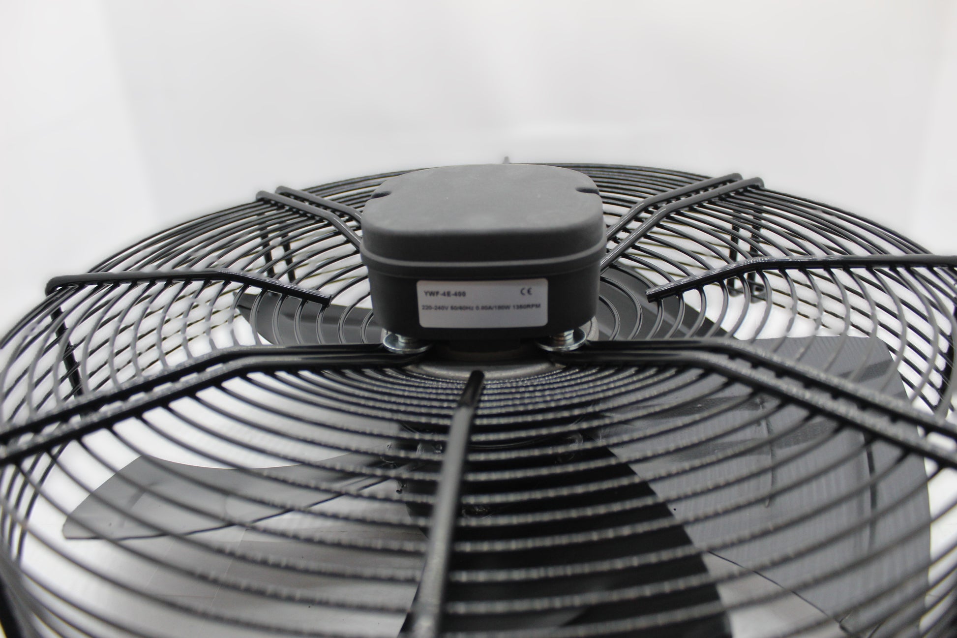 Crni aksijalni ventilator 400 sa zaštitnim rešetkama, verovatno napravljenim od metala, koji se koristi za industrijsku i prostornu ventilaciju. potisni i usisni