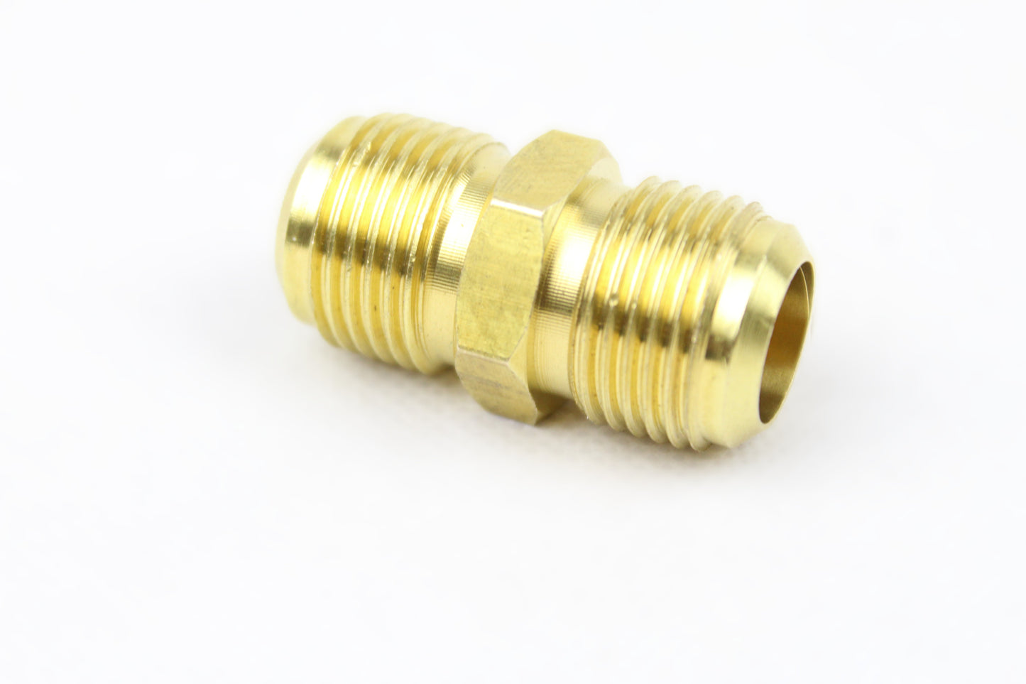 Dupli nipl holender 1/2" fi12mm na beloj pozadini