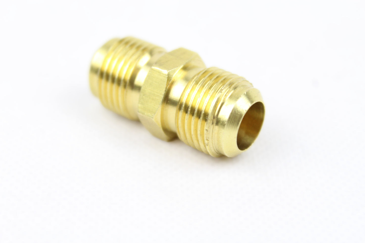 Dupli nipl holender 3/8" na beloj pozadini