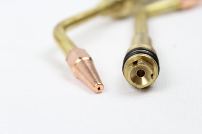 Krupni plan mlaznice za zavarivanje na beloj pozadini