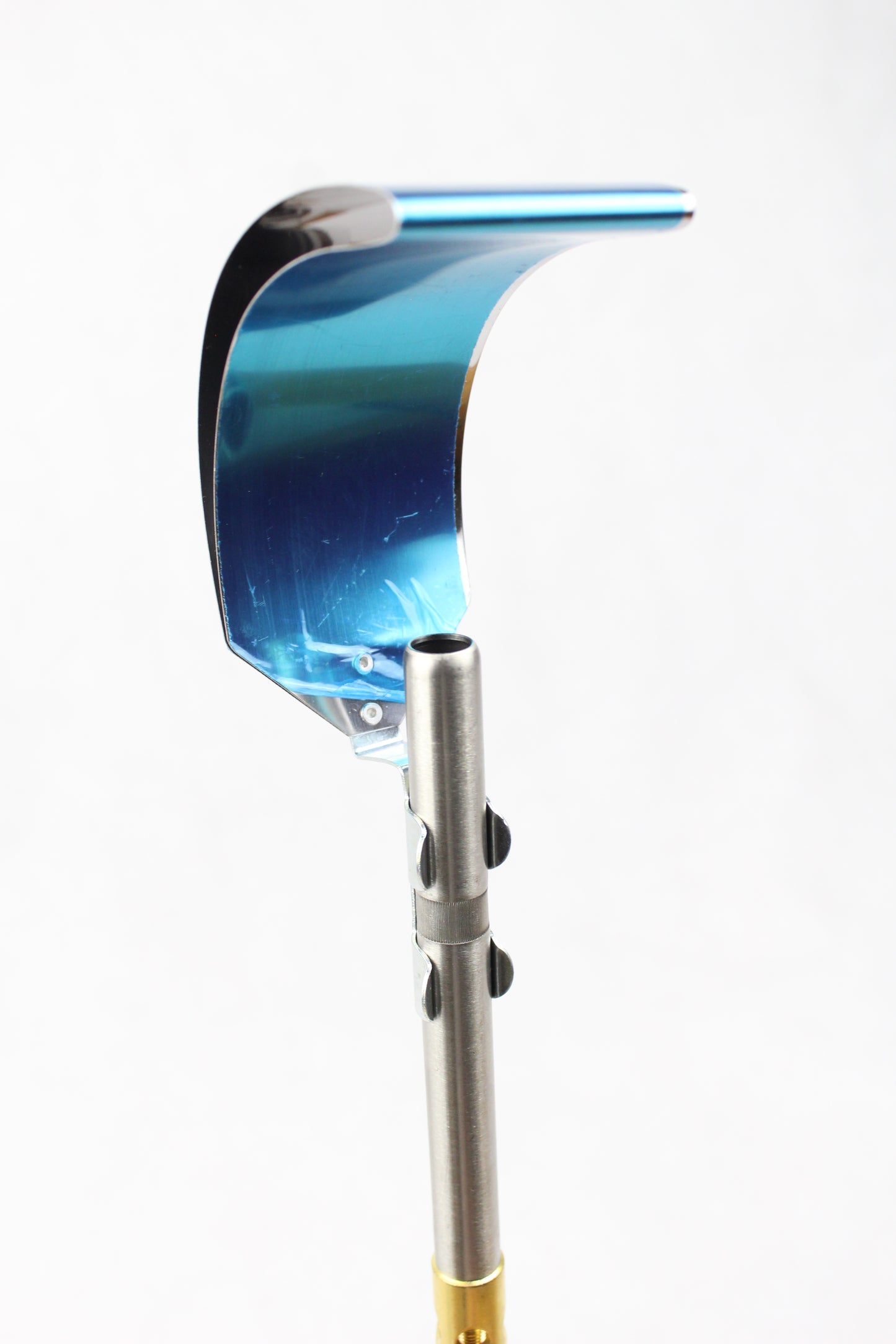 Usmerivač plamena brenera za map gas koji je nakačen na brener