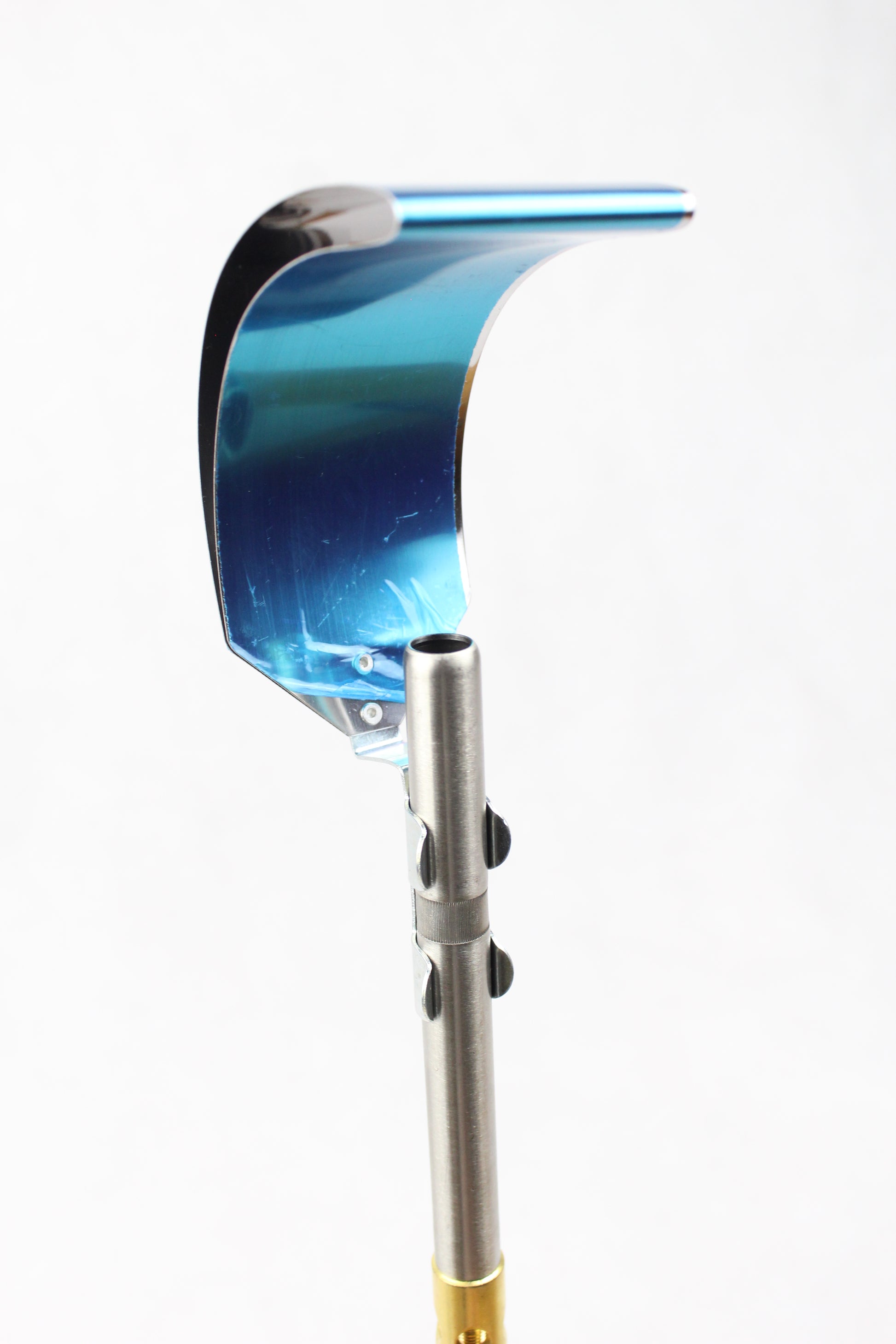 Usmerivač plamena brenera za map gas koji je nakačen na brener