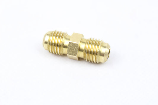 dupli nipl 1/4" na beloj pozadini